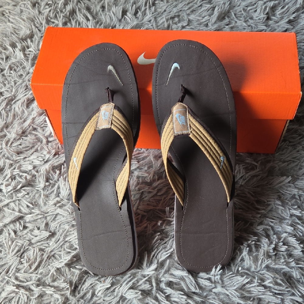 EUC Nike Sz 9 Brown Sandals